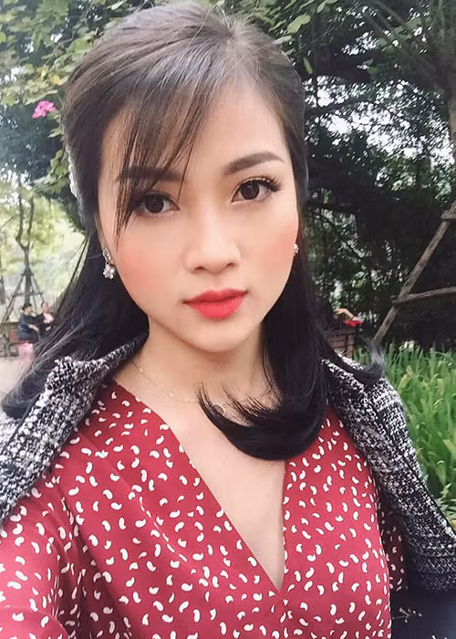 Nữ MC sinh năm 1991 được khen ngợi sở hữu gương mặt xinh đẹp, vóc dáng thon gọn.