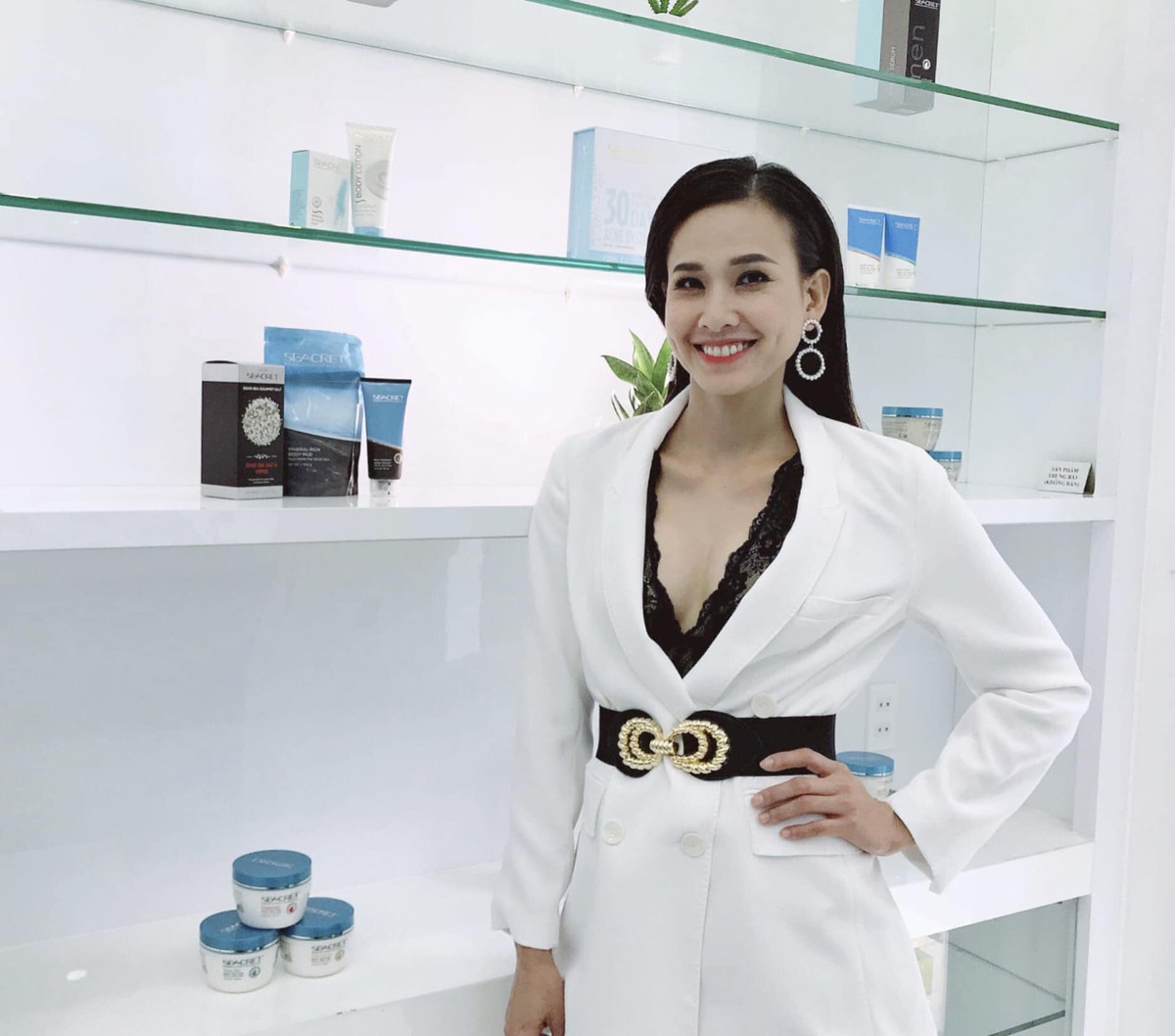 Tạm ngưng các hoạt động nghệ thuật, Dương Mỹ Linh thử sức với công việc kinh doanh.