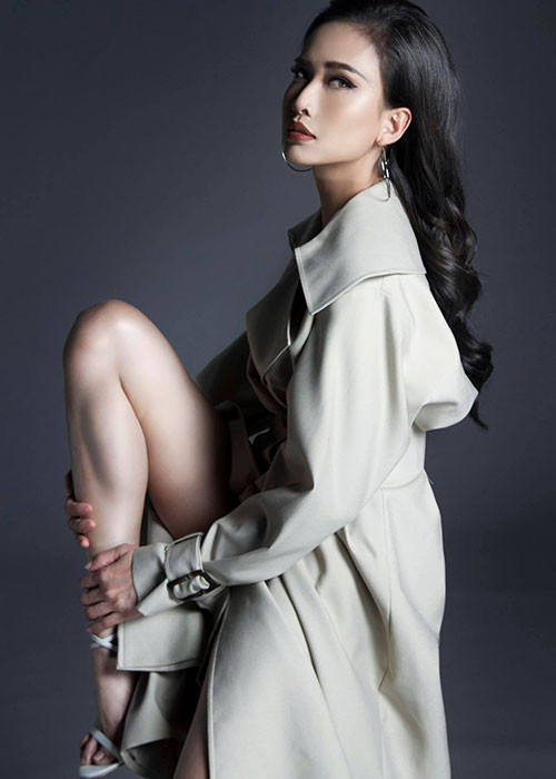 Từ khi yêu Bằng Kiều, Dương Mỹ Linh tạm gác các hoạt động để sang Mỹ cùng bạn trai. Sau khi chia tay nam ca sĩ, người đẹp vẫn chọn sống ở xứ cờ Hoa.