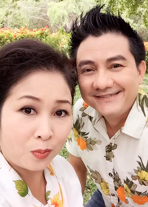 Về phía Anh Vũ, anh cho biết, từ những ngày đầu bước chân vào nghề, anh đã mang ơn đàn chị, khi anh bị bệnh ung thư đại tràng, nữ nghệ sĩ cũng luôn giúp đỡ anh. Ảnh: FBNV