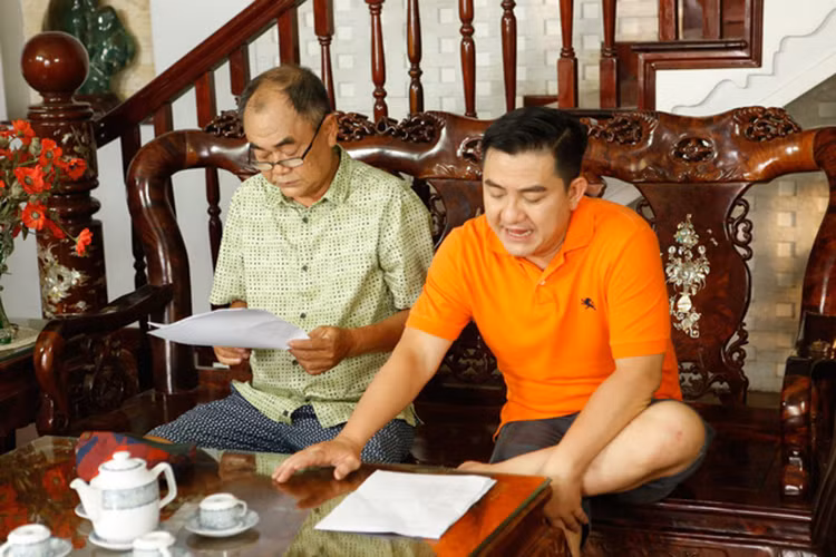 "Em ấy lười đọc, tôi mua sách bắt em ấy đọc để giữ vững tinh thần khi bị bệnh", nghệ sĩ Việt Anh kể về kỉ niệm đáng nhớ nhất về học trò. Ảnh: Vietnammoi