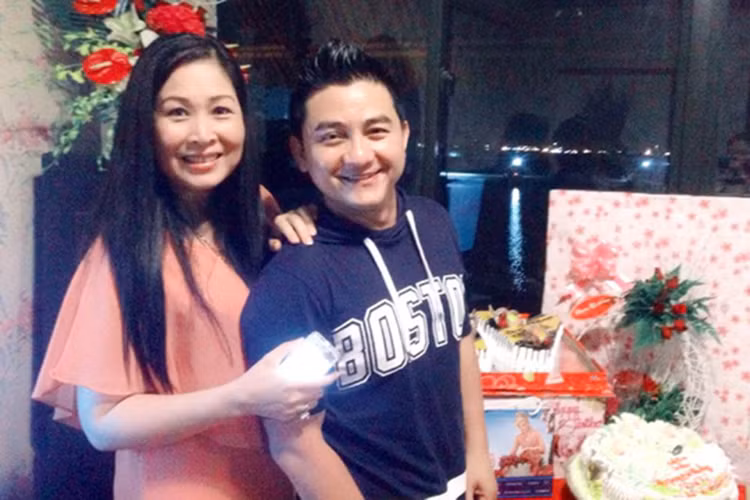 Tình nghĩa chị em giữa Hồng Vân và Anh Vũ khiến nhiều người cảm động. Ảnh: FBNV