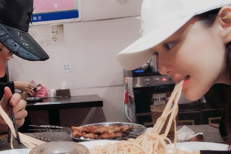 Đôi vợ chồng son không rời nhau nửa bước mỗi khi cùng ra ngoài.