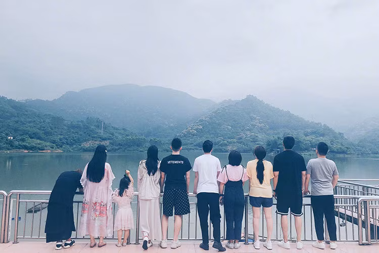 Mới đây khi Phạm Băng Băng tái xuất sau scandal trốn thuế, Trương Hinh Dư khoe ảnh du lịch cùng chồng và gia đình chồng.