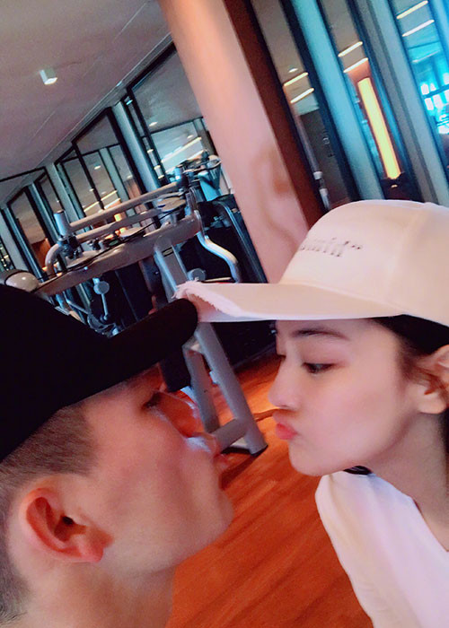 Tháng 1/2019, Trương Hinh Dư vướng tin đồn mang bầu 8 tháng với chồng trẻ.