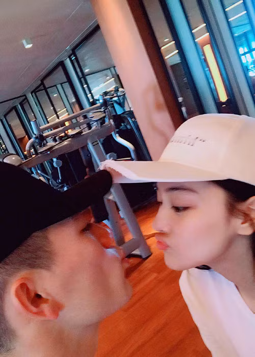 Tháng 1/2019, Trương Hinh Dư vướng tin đồn mang bầu 8 tháng với chồng trẻ.