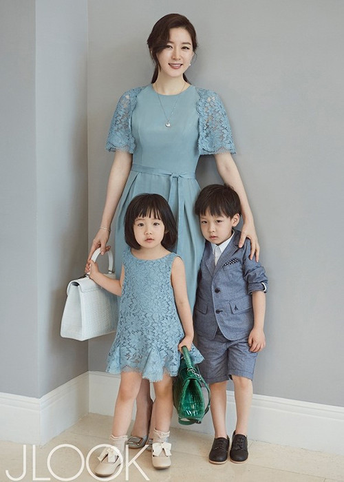 Hình ảnh bé Seung Bin bên mẹ và người em trai song sinh trên tạp chí Jlook.