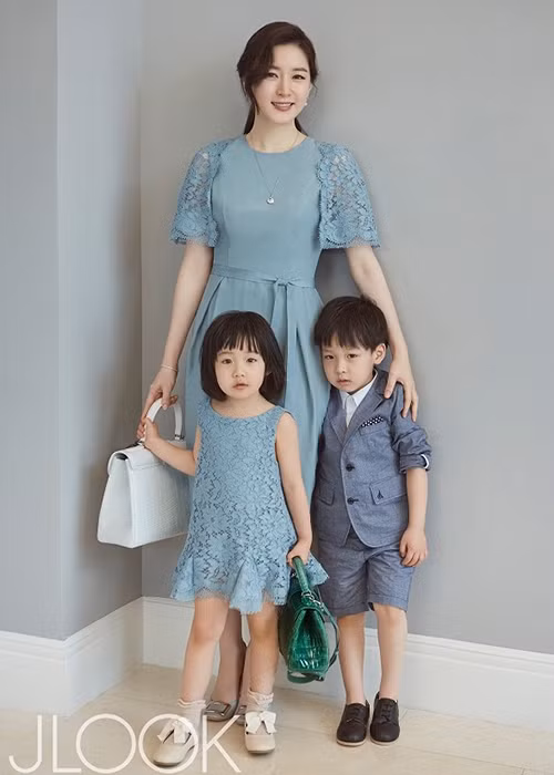 Hình ảnh bé Seung Bin bên mẹ và người em trai song sinh trên tạp chí Jlook.