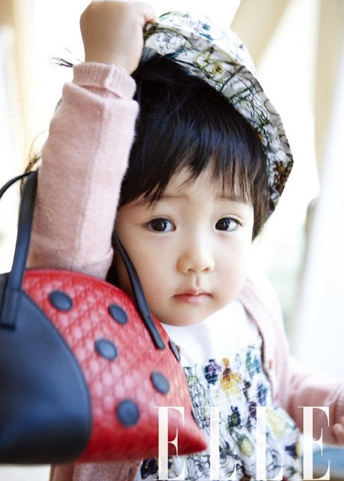 Seung Bin - con gái của Lee Young Ae vừa chào đời đã thừa hưởng những nét đẹp của người mẹ nổi tiếng.