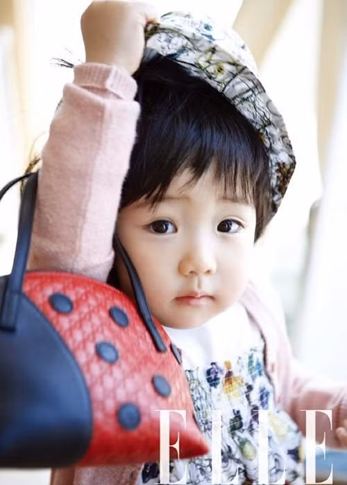 Seung Bin - con gái của Lee Young Ae vừa chào đời đã thừa hưởng những nét đẹp của người mẹ nổi tiếng.