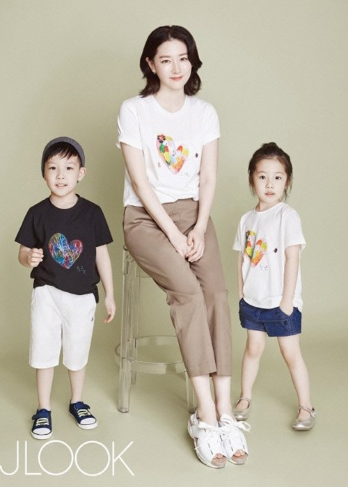 Chụp ảnh cùng mẹ, cô nhóc dường như tự tin hơn rất nhiều.