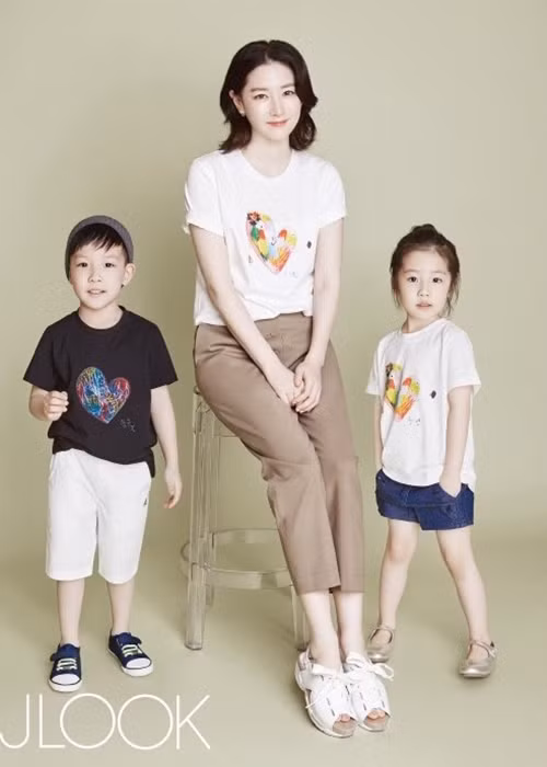 Chụp ảnh cùng mẹ, cô nhóc dường như tự tin hơn rất nhiều.