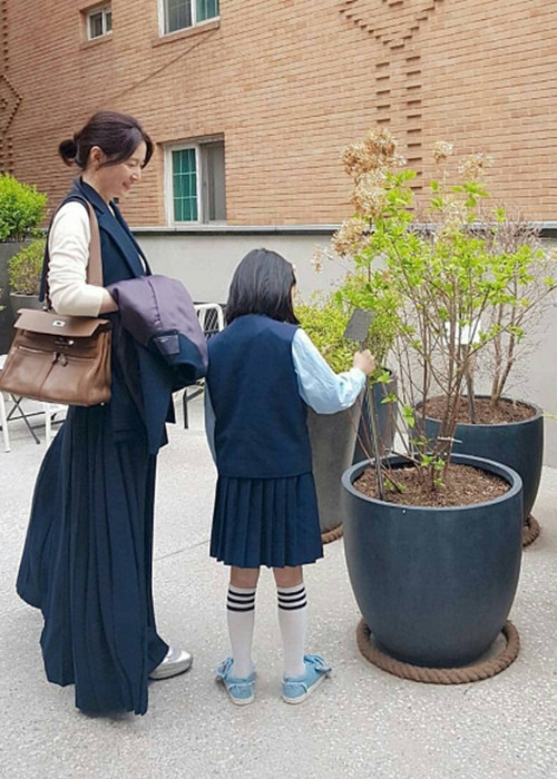 Mới đây, con gái của Lee Young Ae gây ngạc nhiên khi đã lớn phổng phao.