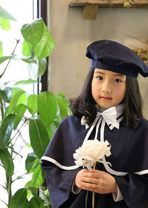 Trước đó, cặp song sinh nhà nữ diễn viên sống ở vùng thôn quê.