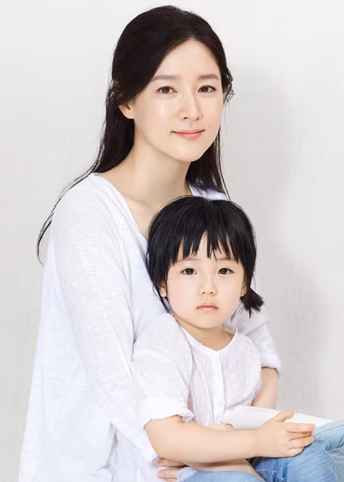 Seung Bin có khuôn mặt xinh xắn, đôi mắt to tròn, làn da trắng.