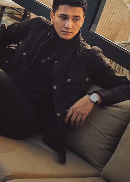 Huỳnh Anh phân trần anh nhập viên cấp cứu vì bị dị ứng và đã liên hệ với đạo diễn ngay khi tỉnh. Huỳnh Anh còn cho rằng ê-kíp phim đang cố tình mượn chuyện để PR.