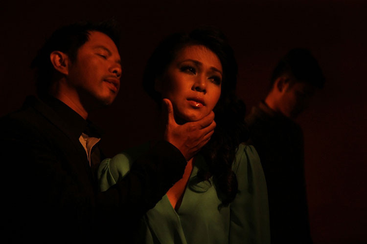 Trong phim, Y Nhung có những cảnh giường chiếu với Thái Hòa và Huy Khánh. Nhiều người thắc mặt tại sao có thể quay được những cảnh này trước mặt chồng. Ảnh: petrotimes