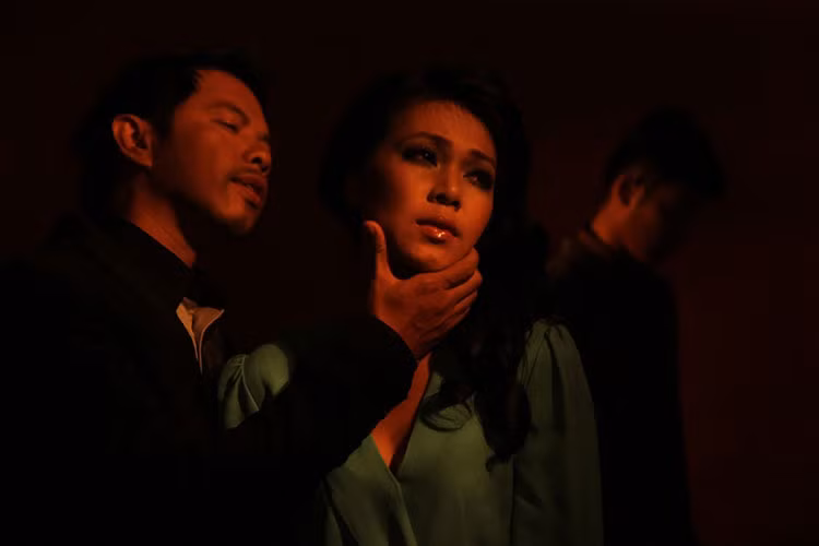 Trong phim, Y Nhung có những cảnh giường chiếu với Thái Hòa và Huy Khánh. Nhiều người thắc mặt tại sao có thể quay được những cảnh này trước mặt chồng. Ảnh: petrotimes