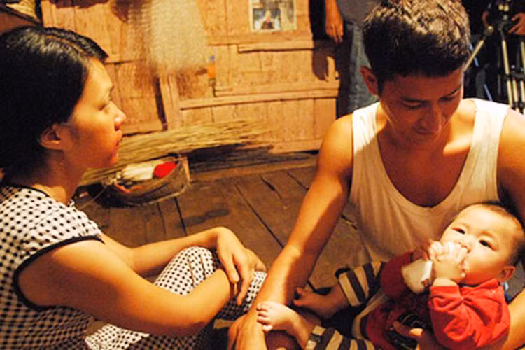 Vợ của đạo diễn Lưu Huỳnh cho biết dù trên màn ảnh khán giả nhìn thấy cô và bạn diễn đang hòa vào nhau nhưng sự thật hai người không hề đụng chạm. Ảnh: Anninhthudo