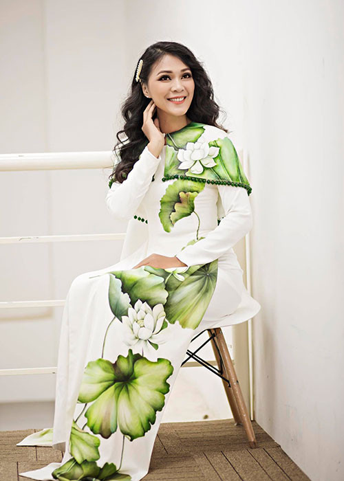 Theo lời Y Nhung, nếu cô đi quay xa, chồng của cô dậy sớm, nấu cơm và chuẩn bị nước mát cho vợ mang đi và đảm nhận việc đón và dạy con học.