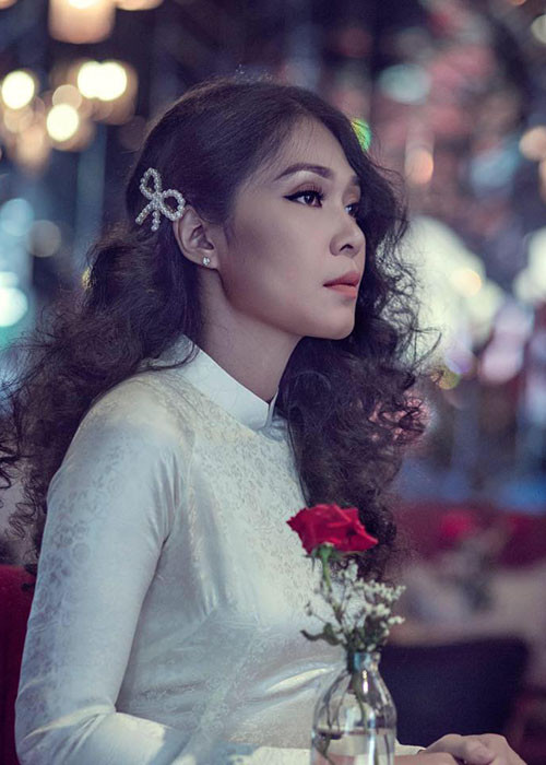 Trong mắt Y Nhung, chồng còn là người lãng mạn. Vào ngày kỷ niệm ngày cưới, nam đạo diễn mua hoa và quà đặt trước cửa nhà để tạo bất ngờ cho Y Nhung.