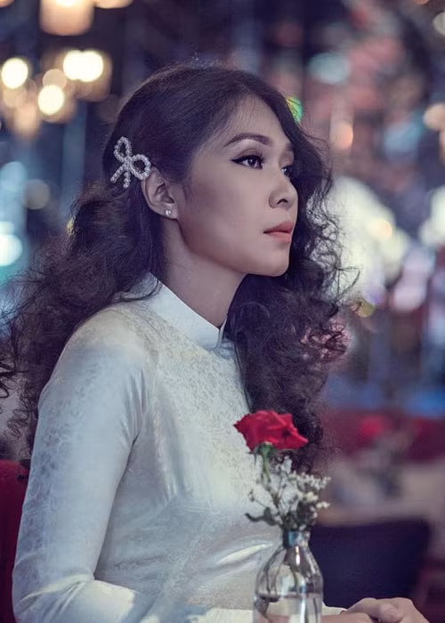 Trong mắt Y Nhung, chồng còn là người lãng mạn. Vào ngày kỷ niệm ngày cưới, nam đạo diễn mua hoa và quà đặt trước cửa nhà để tạo bất ngờ cho Y Nhung.