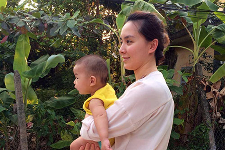 Đầu năm 2012, nàng á hậu hạ sinh con trai đầu lòng và đặt tên nhóc tì của mình là Quốc Anh. Ảnh: Khám phá