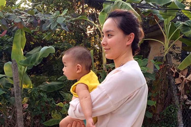 Đầu năm 2012, nàng á hậu hạ sinh con trai đầu lòng và đặt tên nhóc tì của mình là Quốc Anh. Ảnh: Khám phá