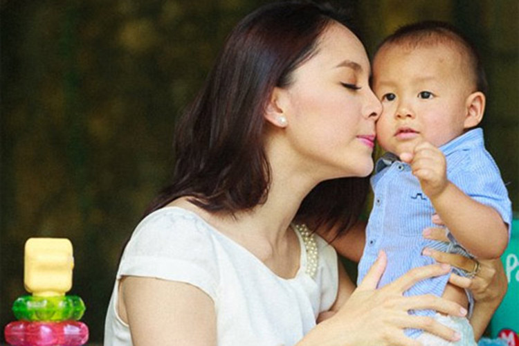 Bé Quốc Anh được nhiều người nhận xét có nhiều nét giống bố hơn giống mẹ. Ảnh: Khám phá