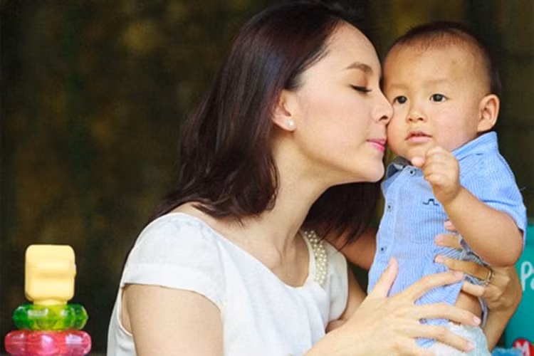 Bé Quốc Anh được nhiều người nhận xét có nhiều nét giống bố hơn giống mẹ. Ảnh: Khám phá