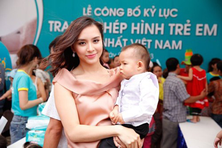 Năm 2013, bé Quốc Anh lần đầu được mẹ đưa đi dự sự kiện. Ảnh: Dân Việt