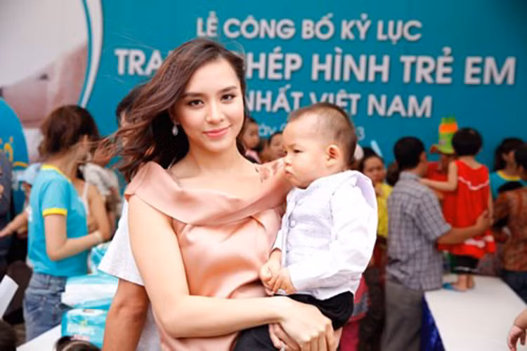 Năm 2013, bé Quốc Anh lần đầu được mẹ đưa đi dự sự kiện. Ảnh: Dân Việt