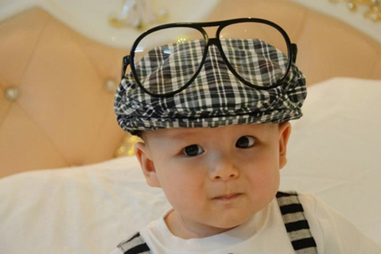 Con trai đầu lòng của Thiên Lý kháu khỉnh lúc còn rất nhỏ. Ảnh: FBNV