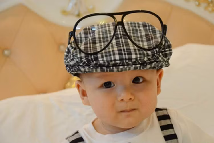 Con trai đầu lòng của Thiên Lý kháu khỉnh lúc còn rất nhỏ. Ảnh: FBNV