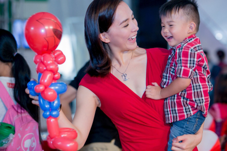 Bé Anh Quốc lần đầu đi sự kiện cùng mẹ vào năm 2015. Cậu nhóc được nhận xét giống mẹ nhiều hơn giống bố. Ảnh: Vietnamnet