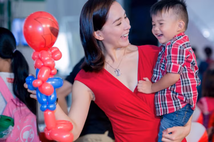 Bé Anh Quốc lần đầu đi sự kiện cùng mẹ vào năm 2015. Cậu nhóc được nhận xét giống mẹ nhiều hơn giống bố. Ảnh: Vietnamnet