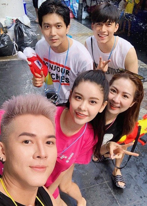Gần đây, Tim và Trương Quỳnh Anh bị bắt gặp đi du lịch Thái Lan cùng bạn bè. Ảnh: Saostar