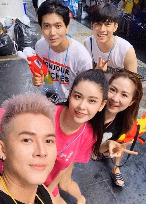 Gần đây, Tim và Trương Quỳnh Anh bị bắt gặp đi du lịch Thái Lan cùng bạn bè. Ảnh: Saostar