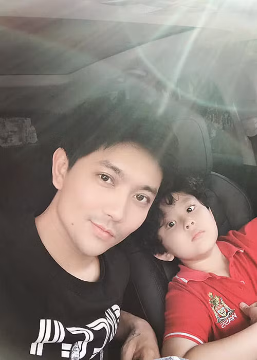 Được biết, Tim và vợ cũ thường cùng đưa con trai đi từ thiện, đi du lịch chung.