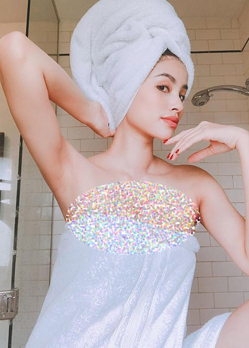 Trên trang cá nhân, Phạm Hương vừa đăng tải hình ảnh mặc áo choàng tắm khoe vòng một gợi cảm.