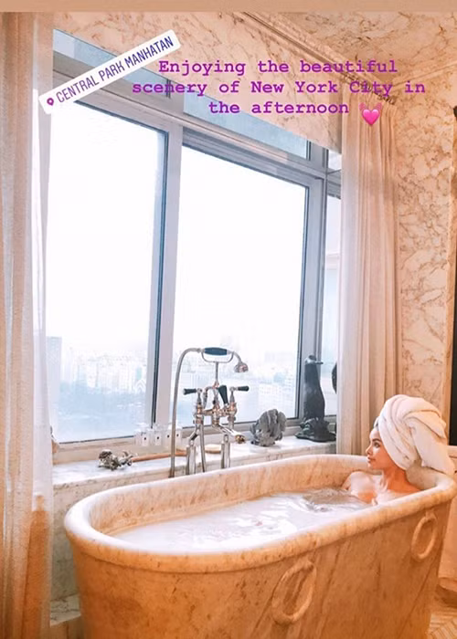 Hậu đính hôn đại gia ở Mỹ, Phạm Hương dường như lột xác. Từ hoa hậu kín đáo, cô không ngại mặc hở bạo.