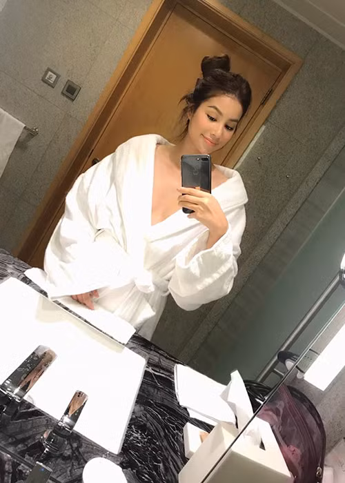 Một bên khen ngợi vóc dáng của nàng hoa hậu ngày càng gợi cảm. Một bên chê Phạm Hương có gu thời trang ngày càng hở bạo.