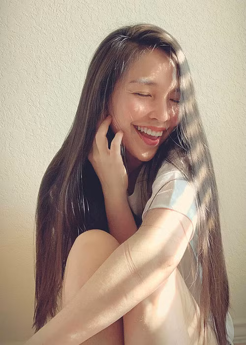 Giữa ồn ào đăng ảnh gợi cảm, Hiền Thục khẳng định không có chuyện cô thay đổi hình tượng. Nữ ca sĩ nhấn mạnh cô chỉ muốn lưu giữ khoảnh khắc thanh xuân tươi đẹp của mình mà thôi.