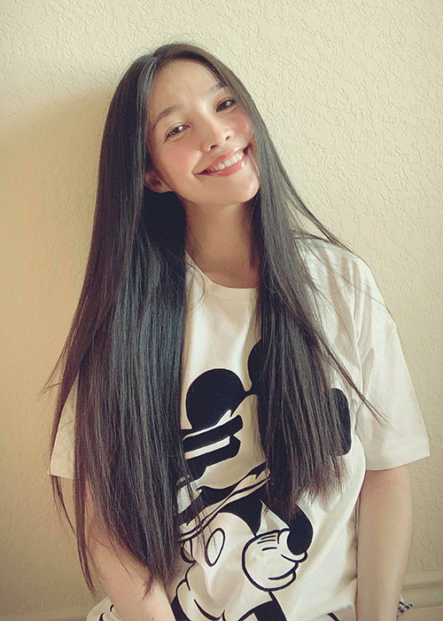 Con gái của Hiền Thục từng không muốn mẹ đăng tải gợi cảm. Tuy nhiên, khi lớn lên, cô nhóc không cấm cản mẹ. Trước bức ảnh Hiền Thục lấy tay che ngực, con gái của nữ ca sĩ nhắn với mẹ rằng bức ảnh hở quá.