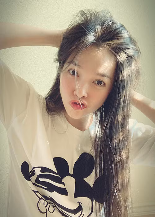 Dường như sợ con gái "không thương mẹ", Hiền Thục đăng tải những hình ảnh mặc kín đáo trên trang cá nhân trong thời gian gần đây.