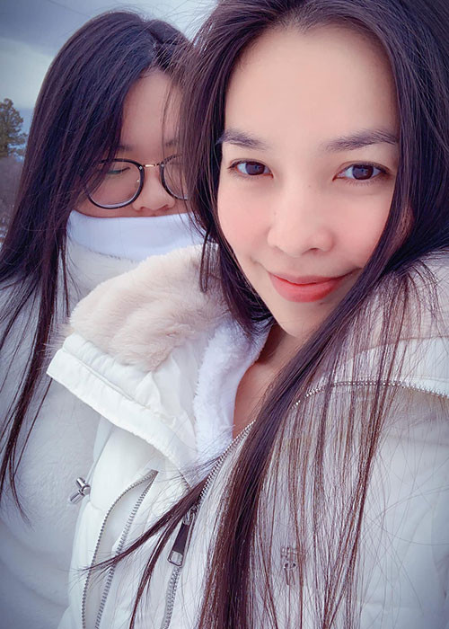Hiền Thục hiện ở Mỹ trong khi con gái ở Việt Nam. Đối với nữ ca sĩ, việc sống xa con gái khiến cô đau thắt gan thắt ruột.