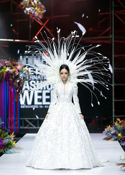 NTK Đức Vincie khen Phương Nga rất có tinh thần trách nhiệm và tập trung cao độ cho màn catwalk của mình. Ảnh: BTC