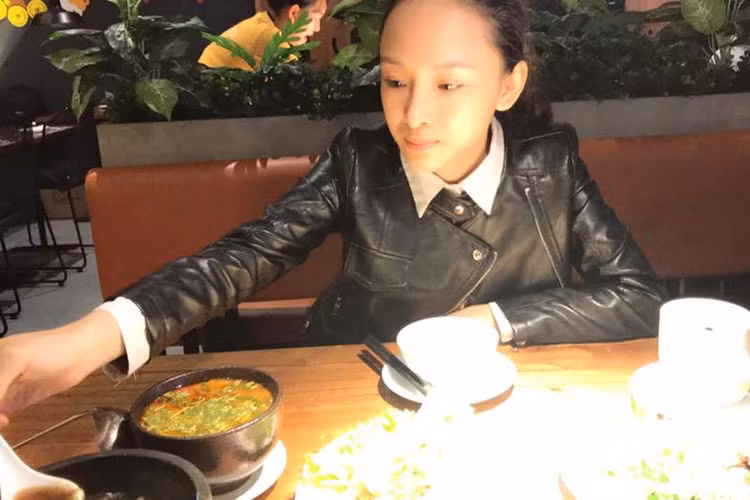 Phương Nga cũng dành nhiều thời gian để tập yoga và đi chùa cầu bình an. Ảnh: FBNV