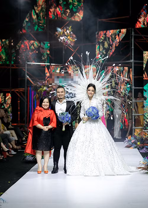 Bên cạnh những lời khen Phương Nga catwalk ấn tượng, một số dân mạng lại bày tỏ không hài lòng khi một người đẹp vướng scandal trở lại showbiz. Ảnh: BTC