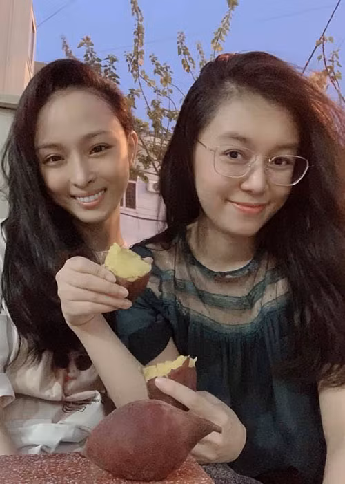 Phương Nga hiện có cuộc sống bình yên bên gia đình, bạn bè sau những sóng gió. Ảnh: FBNV